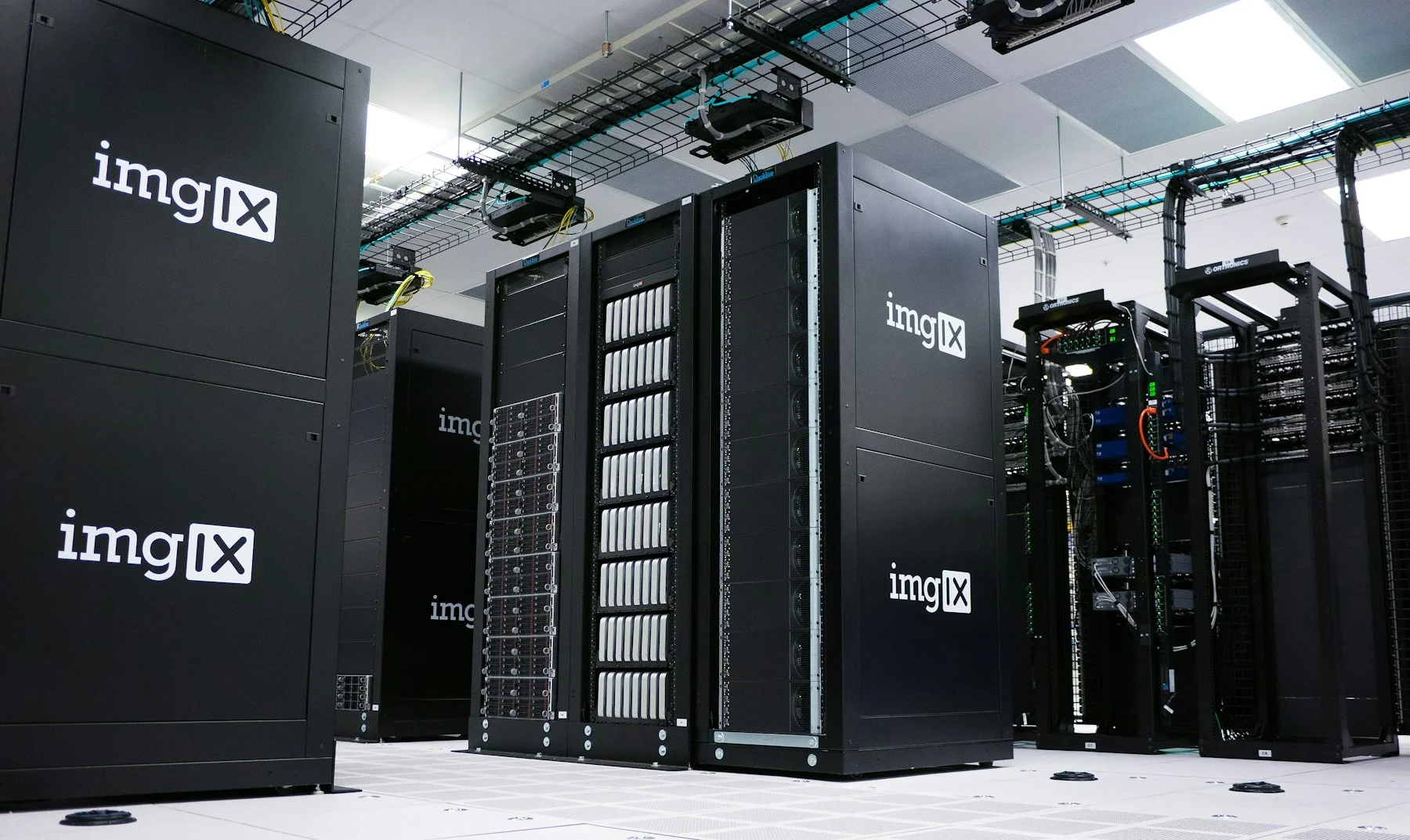 Racks de servidores en un centro de datos